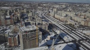 Lviv, Sychiv, Ukrayna - 272020: Kule vinçleri çok katlı bir binanın yapımı sırasında çalışır. Apartman sakinleri için yeni daireler ve ofisler için binalar. Yükseklikte riskli iş.