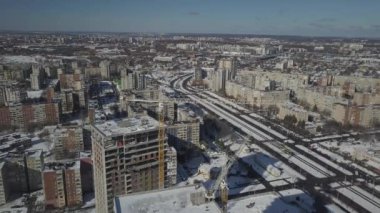 Lviv, Sychiv, Ukrayna - 272020: Kule vinçleri çok katlı bir binanın yapımı sırasında çalışır. Apartman sakinleri için yeni daireler ve ofisler için binalar. Yükseklikte riskli iş.