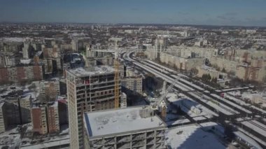 Lviv, Sychiv, Ukrayna - 272020: Kule vinçleri çok katlı bir binanın yapımı sırasında çalışır. Apartman sakinleri için yeni daireler ve ofisler için binalar. Yükseklikte riskli iş.