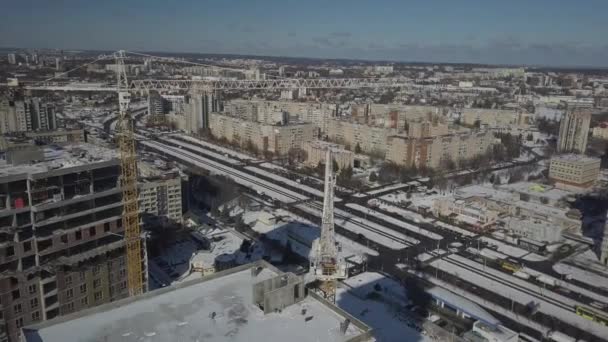 Lviv, Sychiv, Ukraine - 2 7 2020 : Des grues à tour travaillent à la construction d'un bâtiment à plusieurs étages. Nouveaux appartements pour les résidents et locaux pour les bureaux. Travail risqué en hauteur . — Video