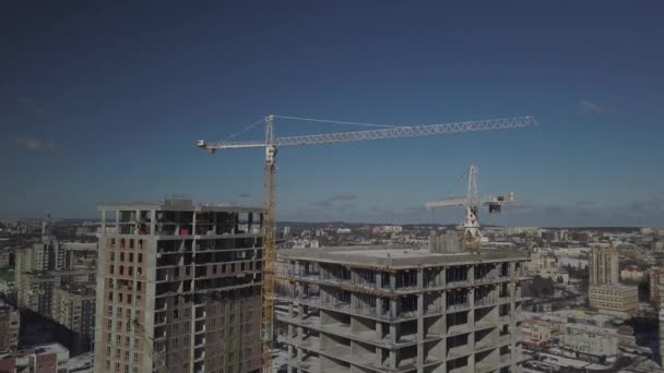 Lviv, Sychiv, Ukraine - 2 7 2020：Tower cranes work during the construction of a multi-story building.新的居民公寓和办公房地。在高处从事危险工作. — 图库视频影像