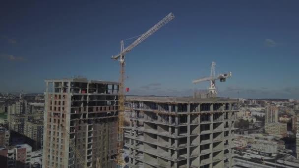 Lviv, Sychiv, Ucrania - 2 7 2020: Las grúas de torre trabajan durante la construcción de un edificio de varios pisos. Nuevos apartamentos para residentes y locales para oficinas. Trabajo arriesgado en altura . — Vídeo de stock