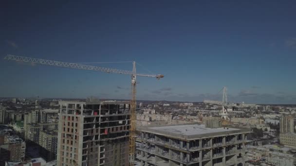Lviv, Sychiv, Ukraina - 2 7 2020: Tornkranar fungerar under byggandet av en flervåningshus. Nya lägenheter för boende och kontorslokaler. Riskarbete på hög höjd. — Stockvideo