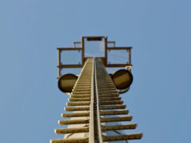 Yüksek alüminyum bir direğin üzerindeki geniş bir bölgenin açık havada ışıklandırılması için buz lambaları. Futbol sahasının ve stadyumun modern ışıklandırmasının en alt görüntüsü. Işıklandırmada teknolojik ilerleme