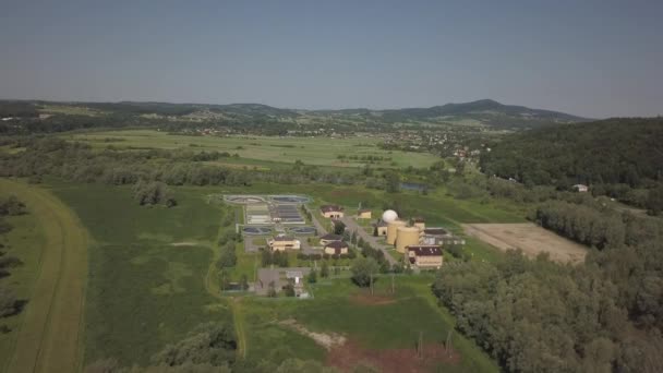 Stadszuiveringsinstallatie Luchtfotografie Van Rioolwaterzuiveringsinstallaties Gelegen Tussen Prachtig Groen Heuvelachtig Terrein — Stockvideo