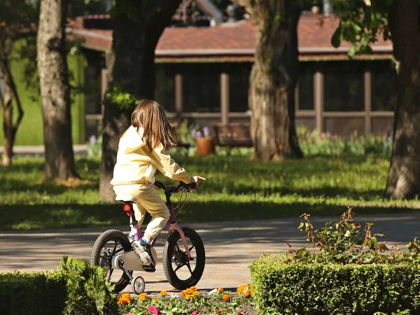 Una Ragazzina Che Bici Nel Parco Con Ruote Sicurezza Sviluppo — Foto Stock