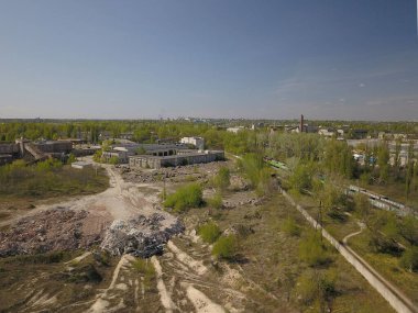 Nehir çakıllarının çıkarılması, yıkanması, tasnif edilmesi ve dağıtılması. Madencilik endüstrisi. Taş elde etme teknolojisi. Kuş bakışı. Bir kuadrokopterle ateş etmek. Moloz ayıklamanın metal yapısı.
