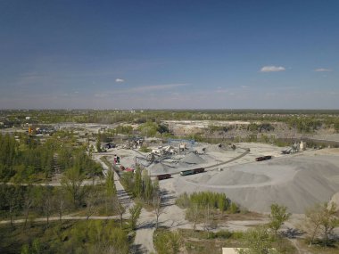 Nehir çakıllarının çıkarılması, yıkanması, tasnif edilmesi ve dağıtılması. Madencilik endüstrisi. Taş elde etme teknolojisi. Kuş bakışı. Bir kuadrokopterle ateş etmek. Moloz ayıklamanın metal yapısı.