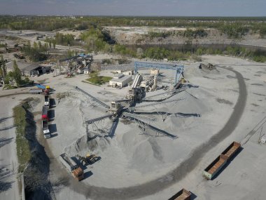Nehir çakıllarının çıkarılması, yıkanması, tasnif edilmesi ve dağıtılması. Madencilik endüstrisi. Taş elde etme teknolojisi. Kuş bakışı. Bir kuadrokopterle ateş etmek. Moloz ayıklamanın metal yapısı.