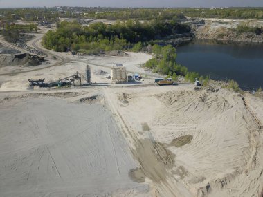 Nehir çakıllarının çıkarılması, yıkanması, tasnif edilmesi ve dağıtılması. Madencilik endüstrisi. Taş elde etme teknolojisi. Kuş bakışı. Bir kuadrokopterle ateş etmek. Moloz ayıklamanın metal yapısı.