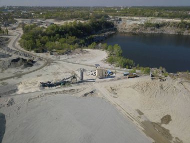 Nehir çakıllarının çıkarılması, yıkanması, tasnif edilmesi ve dağıtılması. Madencilik endüstrisi. Taş elde etme teknolojisi. Kuş bakışı. Bir kuadrokopterle ateş etmek. Moloz ayıklamanın metal yapısı.