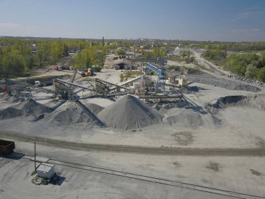 Nehir çakıllarının çıkarılması, yıkanması, tasnif edilmesi ve dağıtılması. Madencilik endüstrisi. Taş elde etme teknolojisi. Kuş bakışı. Bir kuadrokopterle ateş etmek. Moloz ayıklamanın metal yapısı.