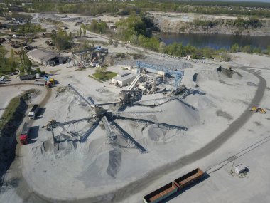 Nehir çakıllarının çıkarılması, yıkanması, tasnif edilmesi ve dağıtılması. Madencilik endüstrisi. Taş elde etme teknolojisi. Kuş bakışı. Bir kuadrokopterle ateş etmek. Moloz ayıklamanın metal yapısı.