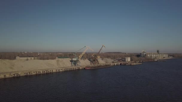 Duże Żurawie Portowe Brzegu Pobliżu Molo Rozładowują Barkę Piaskiem Rzecznym — Wideo stockowe