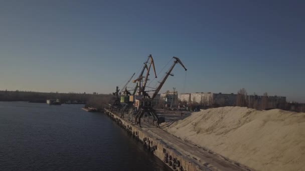 Grandes Guindastes Portuários Costa Perto Cais Descarregam Barcaça Areia Rio — Vídeo de Stock