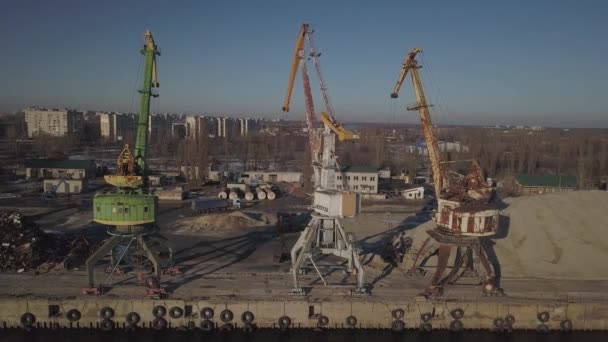 Duże Żurawie Portowe Brzegu Pobliżu Molo Rozładowują Barkę Piaskiem Rzecznym — Wideo stockowe