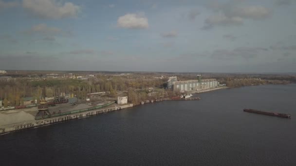 Kornhiss Hamnen Flodstranden Enorma Tankar Rostfritt Stål För Lagring Grödor — Stockvideo