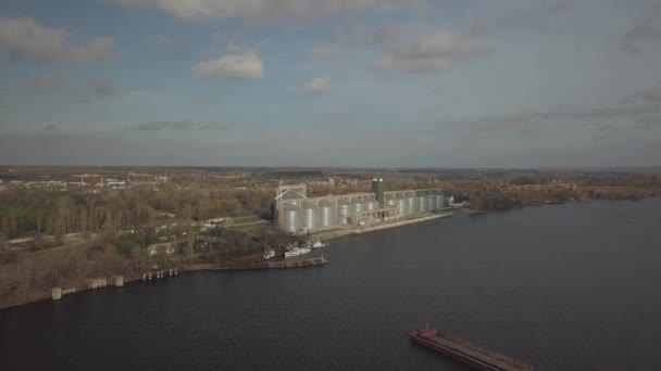 Ascensor Grano Puerto Orilla Del Río Enormes Tanques Acero Inoxidable — Vídeo de stock