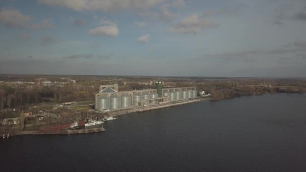 Graanlift Haven Aan Rivieroever Enorme Roestvrijstalen Tanks Voor Opslag Van — Stockvideo