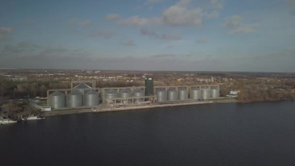 Getreideaufzug Hafen Flussufer Riesige Edelstahltanks Zur Lagerung Von Getreide Drohne — Stockvideo