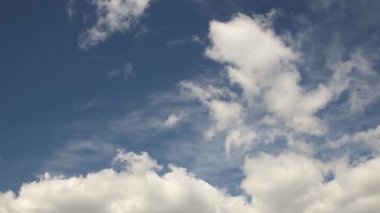 Sabit duran kümülüs bulutlarıyla berrak mavi gökyüzü ve yüzen sirrus bulutları. Neşeli bir ruh hali. Atmosferdeki yüksek basınç ve hareket farkı. Temiz hava ekolojisi. Hava tahminleri