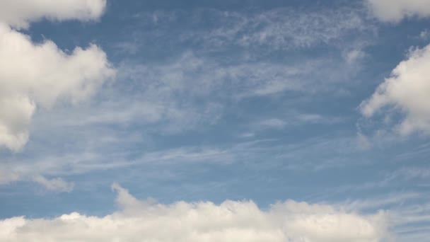 静止して立っている積雲と浮く円状の雲と澄んだ青い空 楽しい気分だ 高い圧力と大気中の動きの違い きれいな空気の生態学 天気予報 — ストック動画