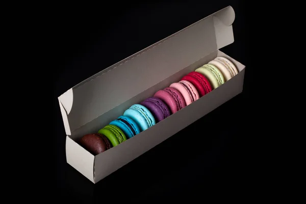 Macaroons Caixa Fundo Preto — Fotografia de Stock