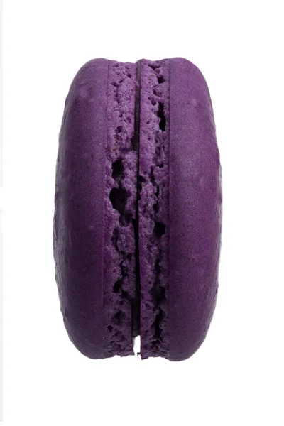 Macarrón Violeta Con Sabor Grosella Negra Sobre Fondo Blanco — Foto de Stock