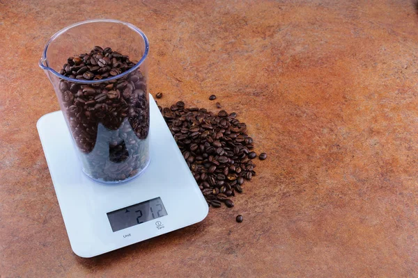 Café en una taza de medir en balanzas electrónicas con un espacio de copia . — Foto de Stock