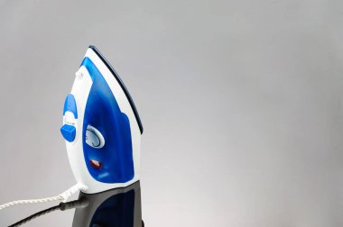 Kopya aralığı ile gri ayna arka plan üzerinde mavi ve beyaz demir