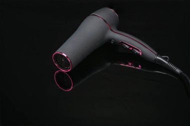 Siyah aynada fotograflı gri hasırlı saç kurutma makinesi.