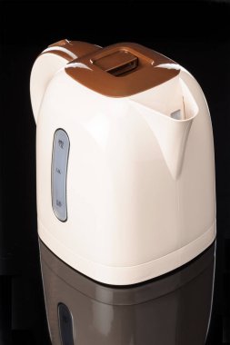 Siyah ayna arka planda bej plastik su ısıtıcısı