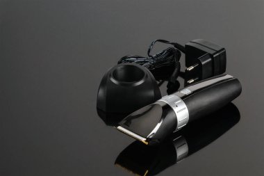 Saç berber Clippers, gri ayna giriş üzerinde saç kesimi aksesuarları