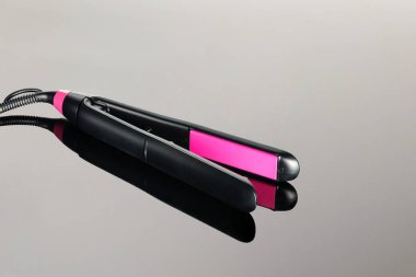 Kopya alanı ile gri ayna arka plan üzerinde Saç demir