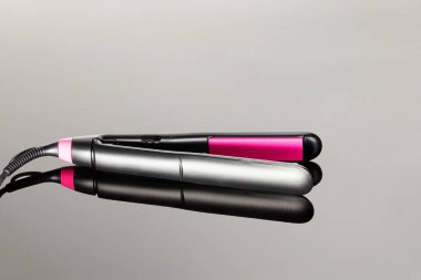 Kopya alanı ile gri ayna arka plan üzerinde Saç demir