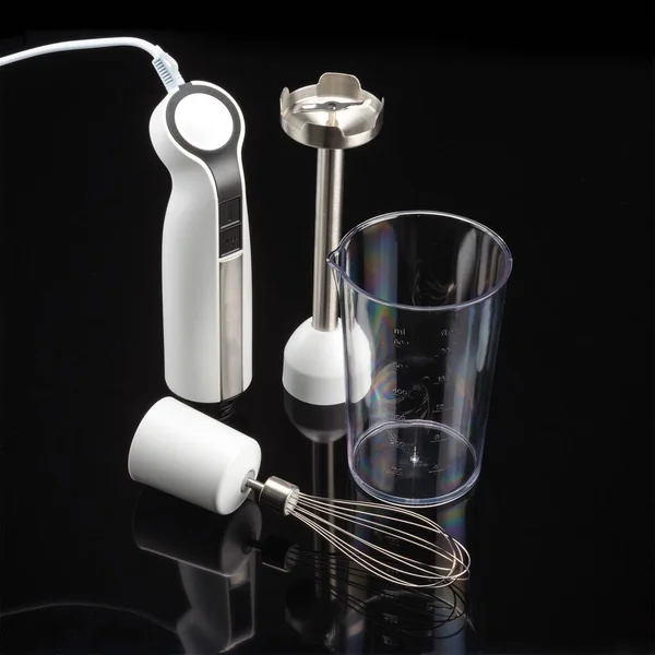 Siyah arka plan üzerinde aksesuarlı blender