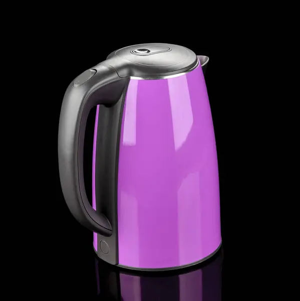 Фіолетовий ізольований чайник з нержавіючої сталі на чорному дзеркалі backg — стокове фото