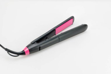 Kopya alanı ile beyaz mat arka planda saç ütüleri