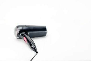 Fotokopi alanı ile beyaz paspas arka plan üzerinde saç kurutma makinesi