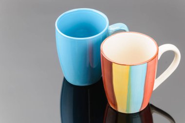 Gri ayna arka plan üzerinde iki kahve çay porselen kil kupalar