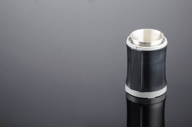 Gri ayna arka planında kapağı olmayan kahve öğütücüsü.