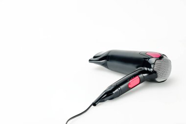 Fotokopi alanı ile beyaz paspas arka plan üzerinde saç kurutma makinesi