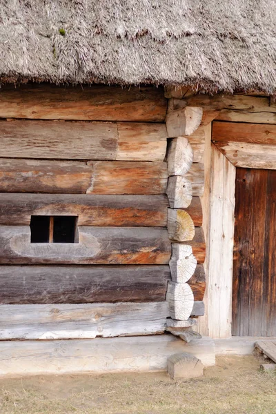 藁屋根のアンティーク小屋のクローズアップ — ストック写真