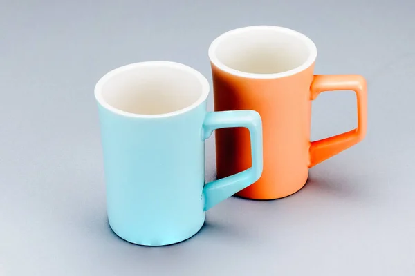 Duas caneca de barro de porcelana de chá no fundo branco — Fotografia de Stock