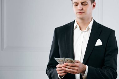Odaklanmış başarılı bir iş adamının portresi.