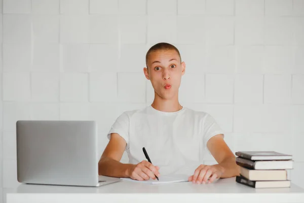 Jeune Étudiant Beau Assis Ordinateur Portable Faisant Des Grimaces Drôles — Photo