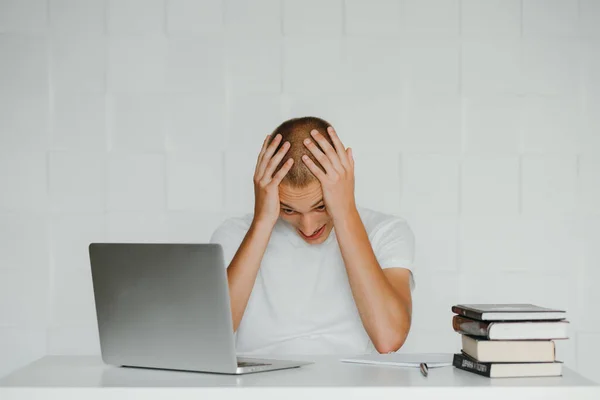 Étonné Jeune Étudiant Assis Ordinateur Portable Préparant Pour Les Examens — Photo