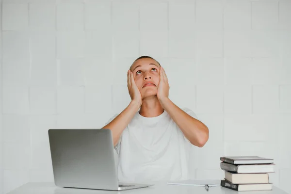 Étonné Jeune Étudiant Assis Ordinateur Portable Préparant Pour Les Examens — Photo