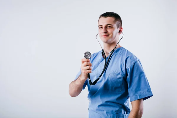 Portret Van Een Vrolijke Glimlachende Mannelijke Arts Stagiaire Die Stethoscoop — Stockfoto