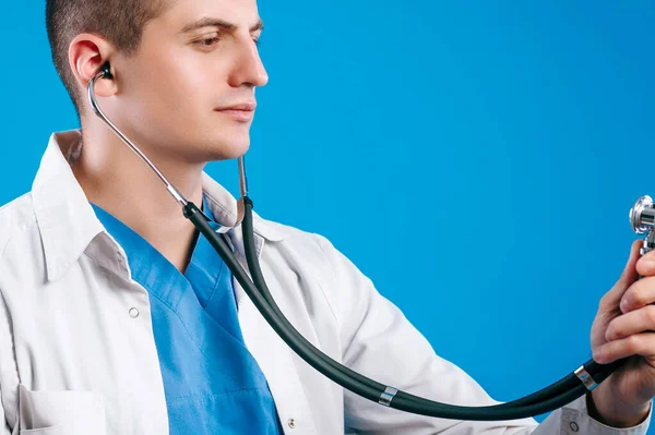 Młody Lekarz Pomocą Stetoskopu Konsultacji Serca Izolowane Niebiesko — Zdjęcie stockowe